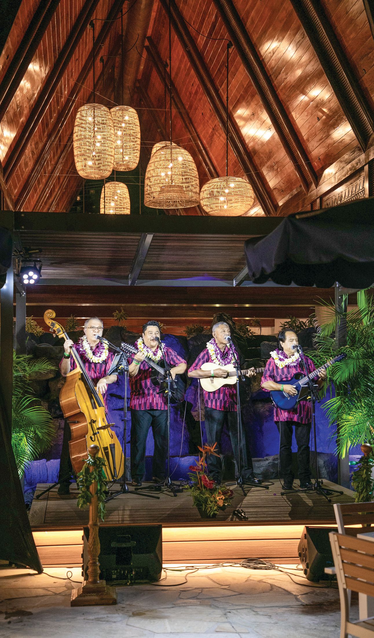 The always-entertaining new stage at Kani Ka Pila Grille at Outrigg er Reef Waikiki Beach Resort PHOTO COURTESY OF OUTRIGGER HOTELS AND RESORTS