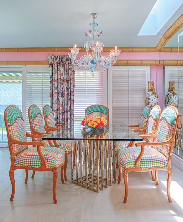 A custom Murano chandelier hangs above the Pierre Cardin dining table. PHOTO BY JOE D’ALESSANDRO